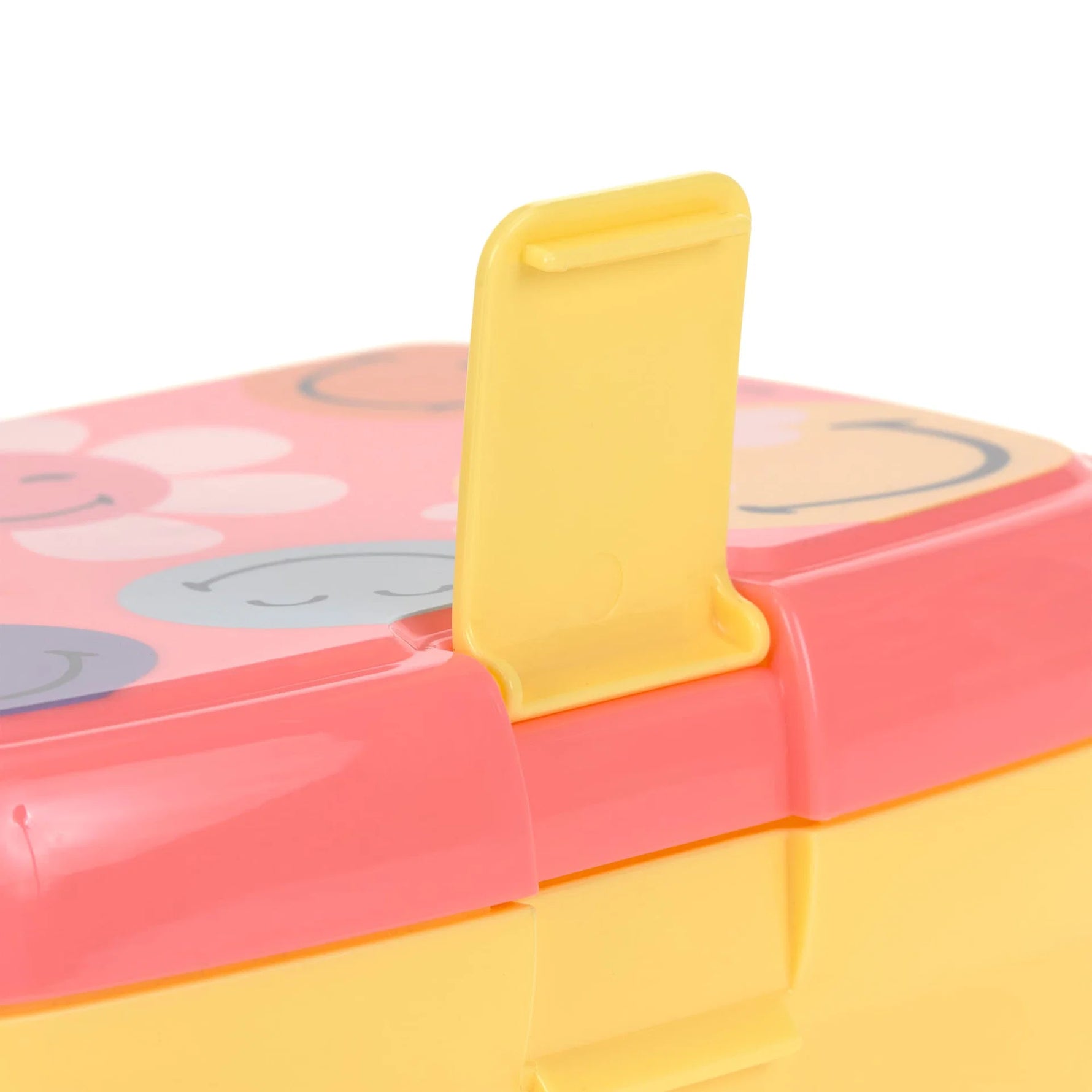 Mit der BPA-freien Lunchbox in Rosa aus der LÄSSIG X SmileyWorld® Kollektion sind hungrige Kids unterwegs bestens ausgerüstet. Die robuste Brotdose kommt inklusive einer herausnehmbaren Schale und ist spülmaschinengeeignet. 