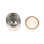 Mit dem doppelwandigen Edelstahl Thermobehälter aus der Cozy Beginnings Kollektion, ist das Essen auch unterwegs sofort servierbereit. Der auslaufsichere Food Jar fasst 350 ml und hält Lebensmittel zuverlässig warm oder kalt.