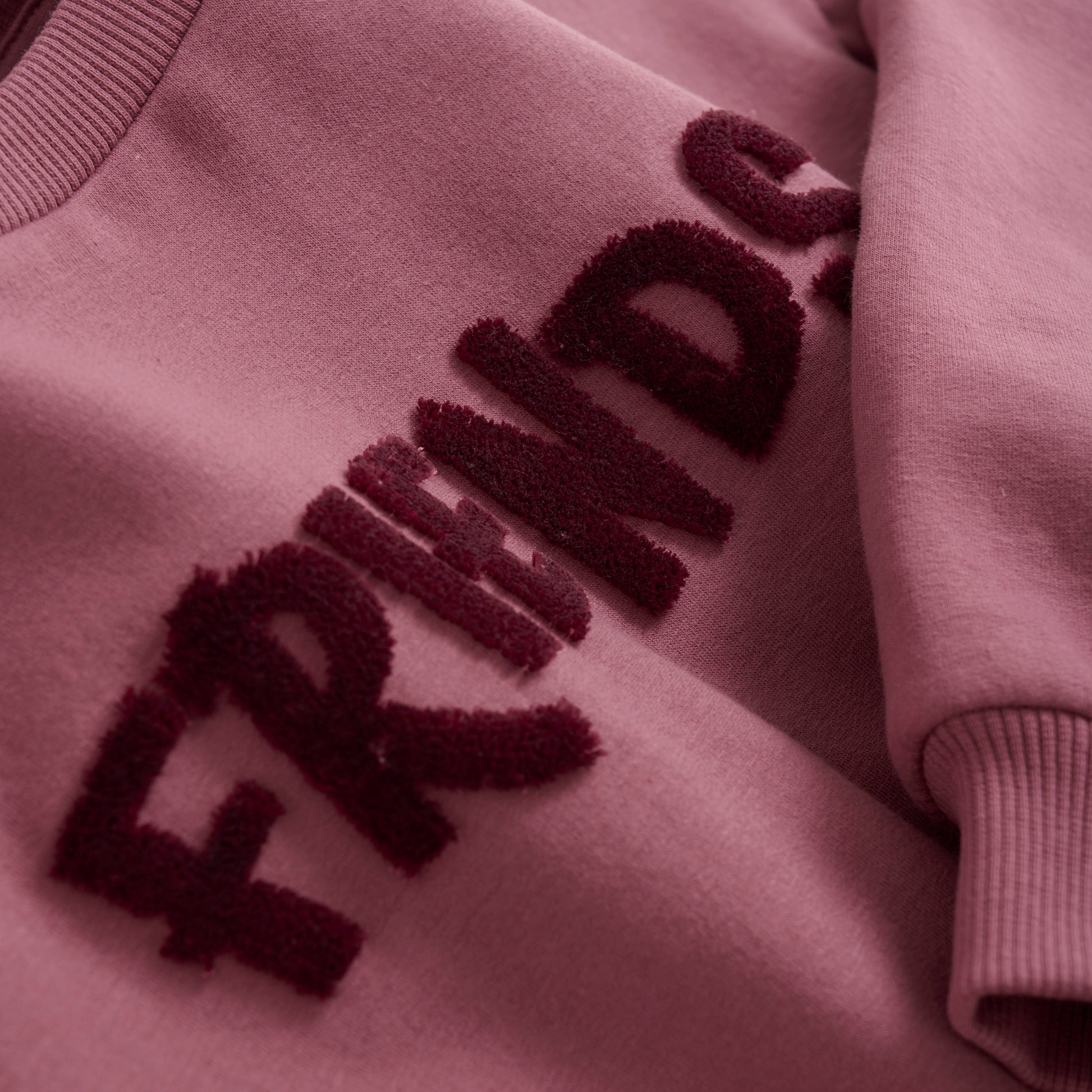 Langweilig war gestern! Mit dem Sweatshirt in Rosa und der coolen "Friends" Bestickung ist dein Mädchen jederzeit stylisch unterwegs. Der weiche Stoff sorgt für extra Wärme an kühleren Tagen.