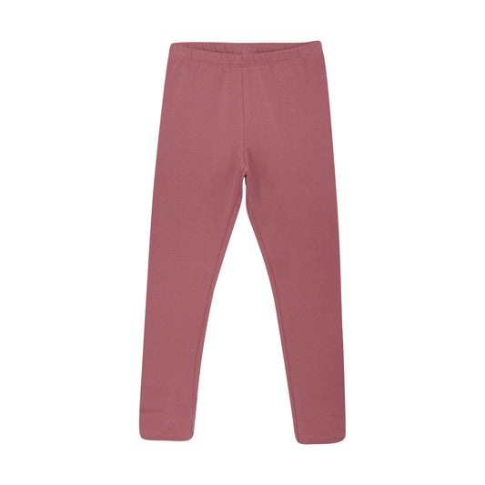Diese Leggings von Minymo haben eine süße Raffung am Fuß, die nicht nur niedlich aussieht, sondern auch für einen bequemen Sitz sorgt. Perfekt für aktive Kinder, die den ganzen Tag in Bewegung sind.