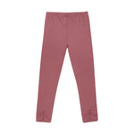 Diese Leggings von Minymo haben eine süße Raffung am Fuß, die nicht nur niedlich aussieht, sondern auch für einen bequemen Sitz sorgt. Perfekt für aktive Kinder, die den ganzen Tag in Bewegung sind.