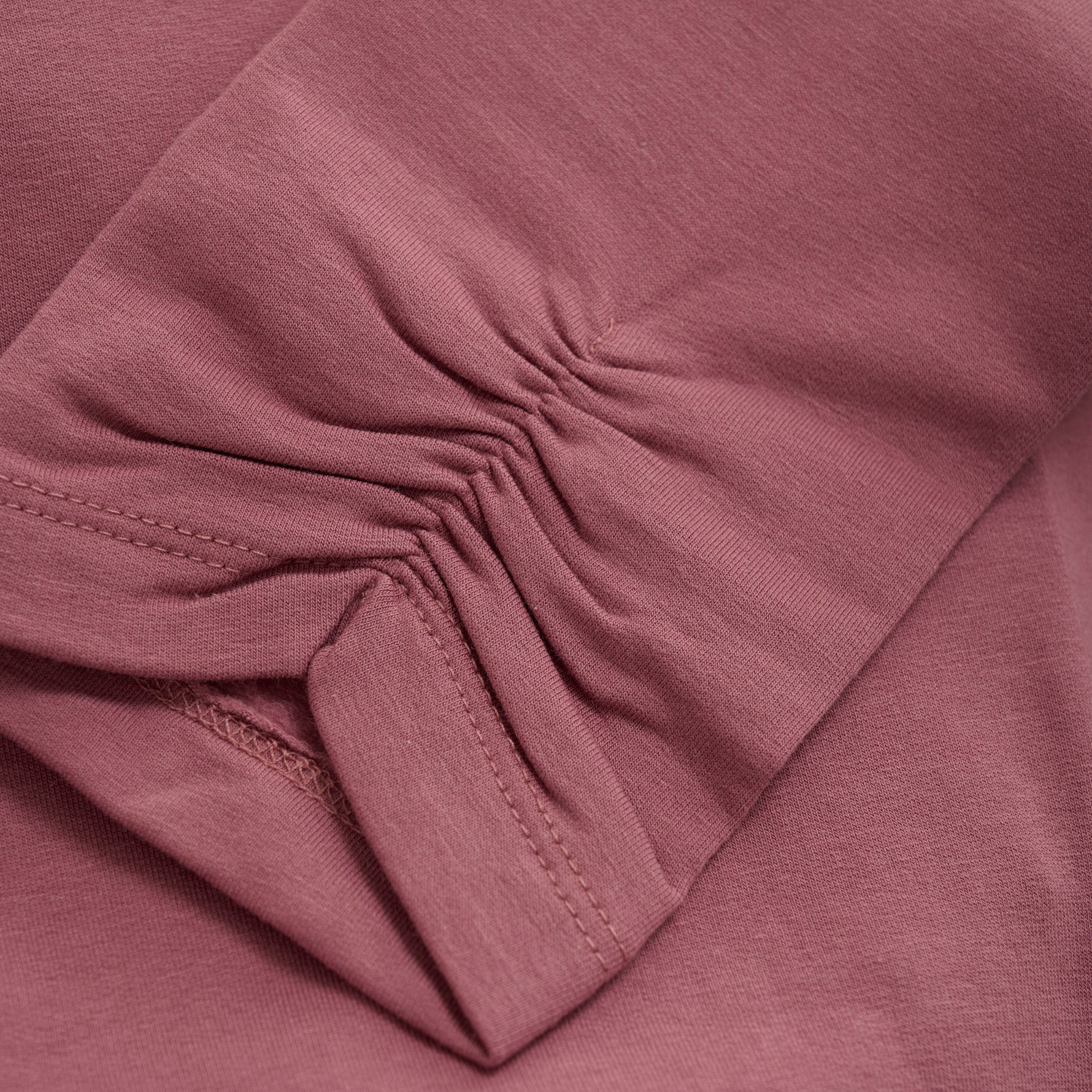 Diese Leggings von Minymo haben eine süße Raffung am Fuß, die nicht nur niedlich aussieht, sondern auch für einen bequemen Sitz sorgt. Perfekt für aktive Kinder, die den ganzen Tag in Bewegung sind.