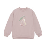 Dieses lilafarbene Sweatshirt besticht durch ein charmantes Birnen-Motiv und verbindet Komfort mit einem verspielten Design. Ideal, um Ihrem Look eine frische, fröhliche Note zu verleihen.