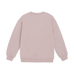 Dieses lilafarbene Sweatshirt besticht durch ein charmantes Birnen-Motiv und verbindet Komfort mit einem verspielten Design. Ideal, um Ihrem Look eine frische, fröhliche Note zu verleihen.