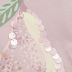 Dieses lilafarbene Sweatshirt besticht durch ein charmantes Birnen-Motiv und verbindet Komfort mit einem verspielten Design. Ideal, um Ihrem Look eine frische, fröhliche Note zu verleihen.