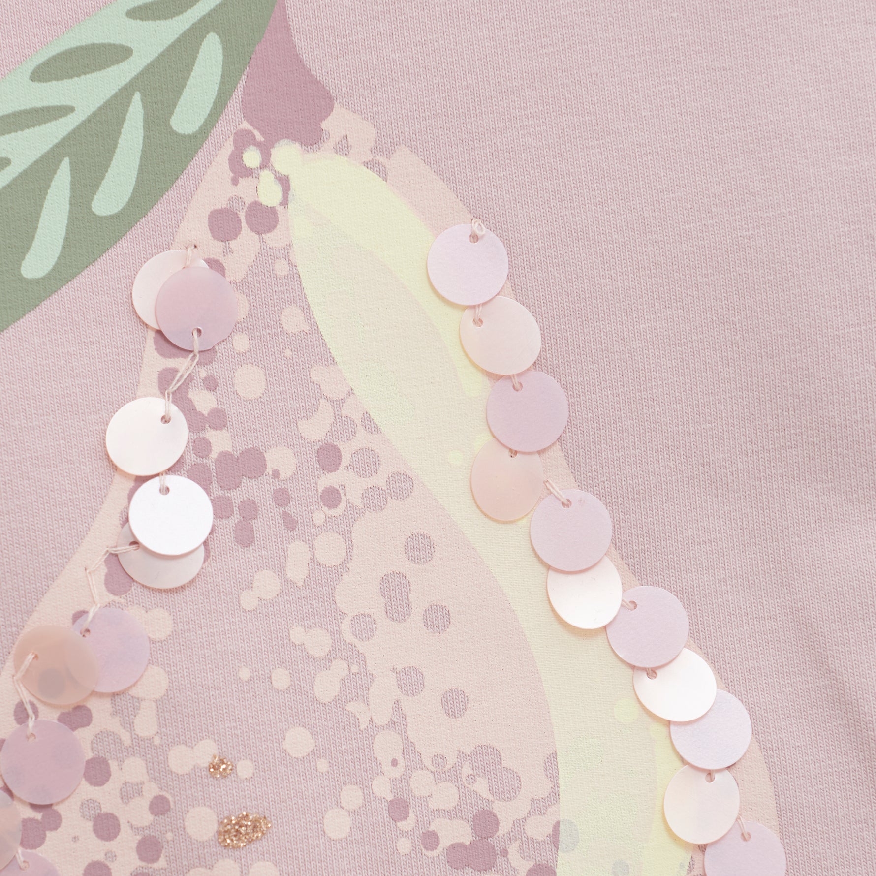 Dieses lilafarbene Sweatshirt besticht durch ein charmantes Birnen-Motiv und verbindet Komfort mit einem verspielten Design. Ideal, um Ihrem Look eine frische, fröhliche Note zu verleihen.