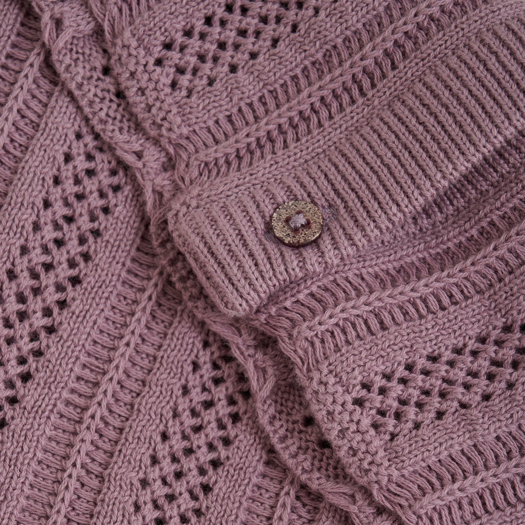 Dieser lila Cardigan von MINYMO überzeugt durch sein weiches Strickmaterial und sorgt für angenehmen Tragekomfort bei jedem Anlass.