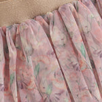 Entdecken Sie den bezaubernden Rock von MINYMO mit einem lebendigen Blumenmuster, der Ihrem Look frischen Charme verleiht.