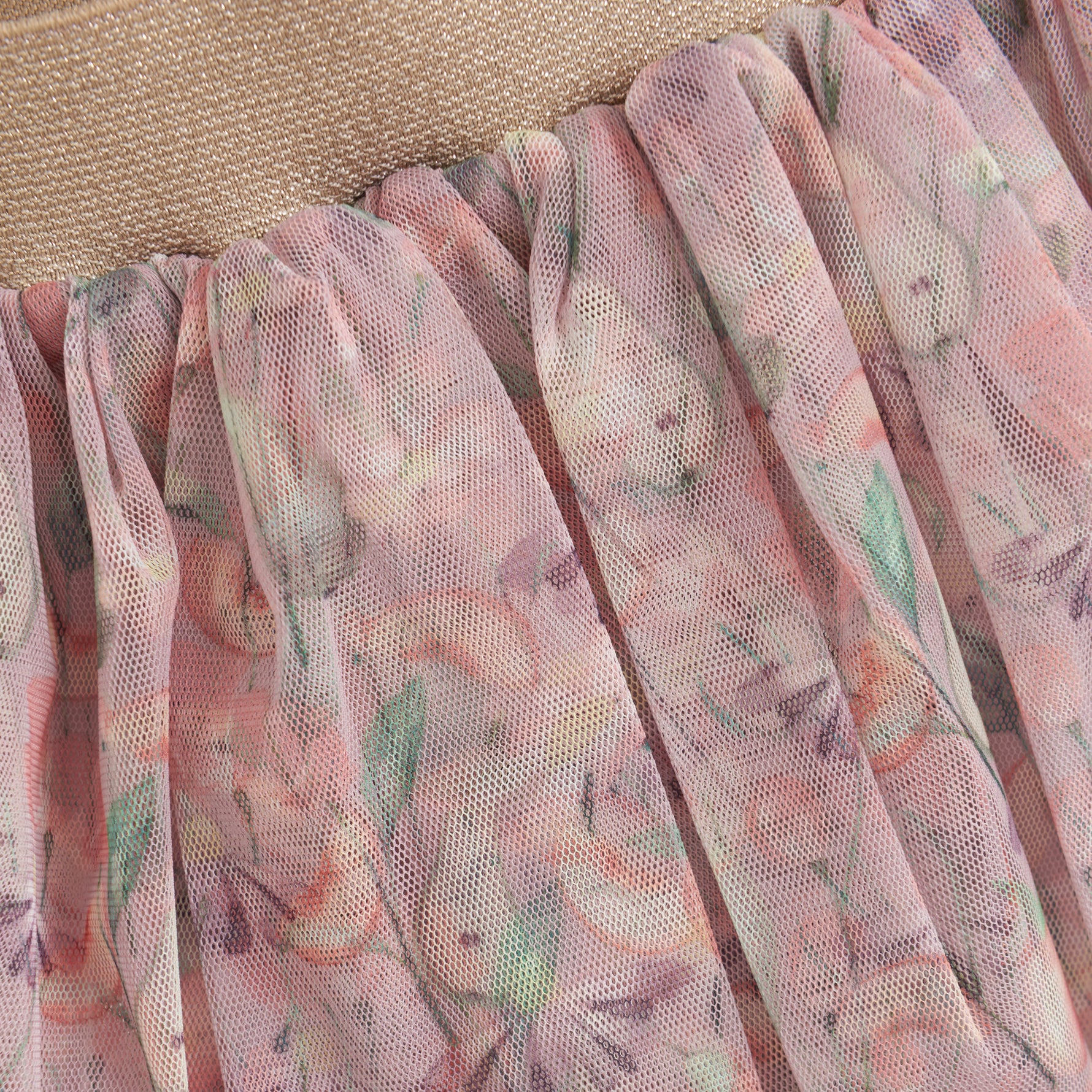 Entdecken Sie den bezaubernden Rock von MINYMO mit einem lebendigen Blumenmuster, der Ihrem Look frischen Charme verleiht.