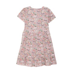 Das MINYMO-Kleid überzeugt durch ein sorgfältig gestaltetes Blumenmuster, das jedem Anlass eine elegante und zugleich frische Ausstrahlung verleiht.