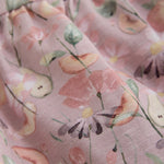 Das MINYMO-Kleid überzeugt durch ein sorgfältig gestaltetes Blumenmuster, das jedem Anlass eine elegante und zugleich frische Ausstrahlung verleiht.