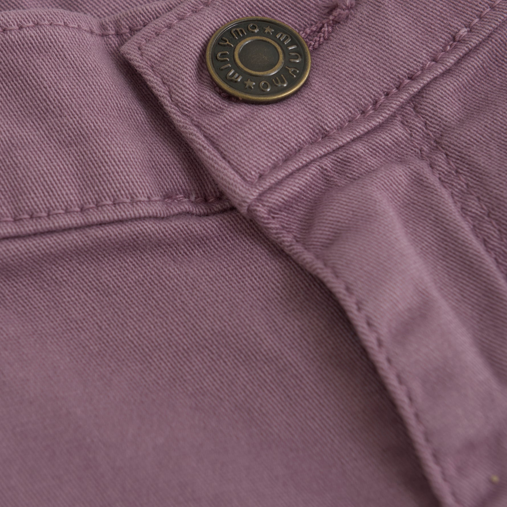 Diese lila Hose von MINYMO überzeugt durch ihren stilvollen Schnitt und sorgt für einen modischen Auftritt.&nbsp;