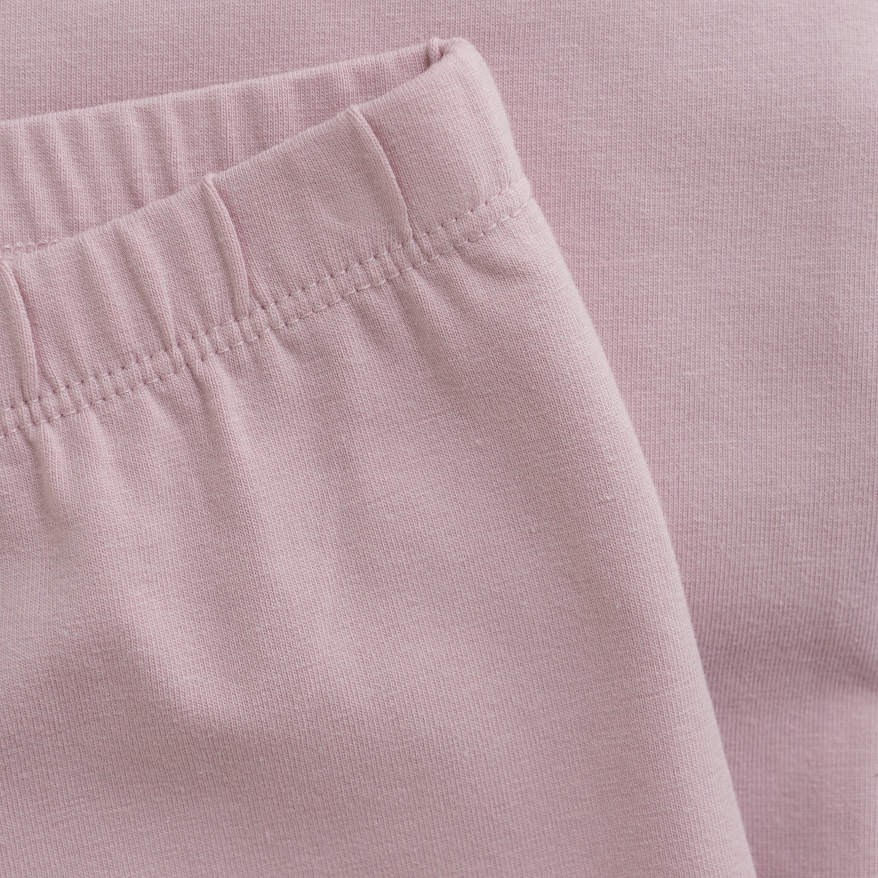 Entdecken Sie die auffälligen Leggings in leuchtendem Lila von MINYMO, die Ihrem Outfit einen frischen und lebendigen Akzent verleihen.