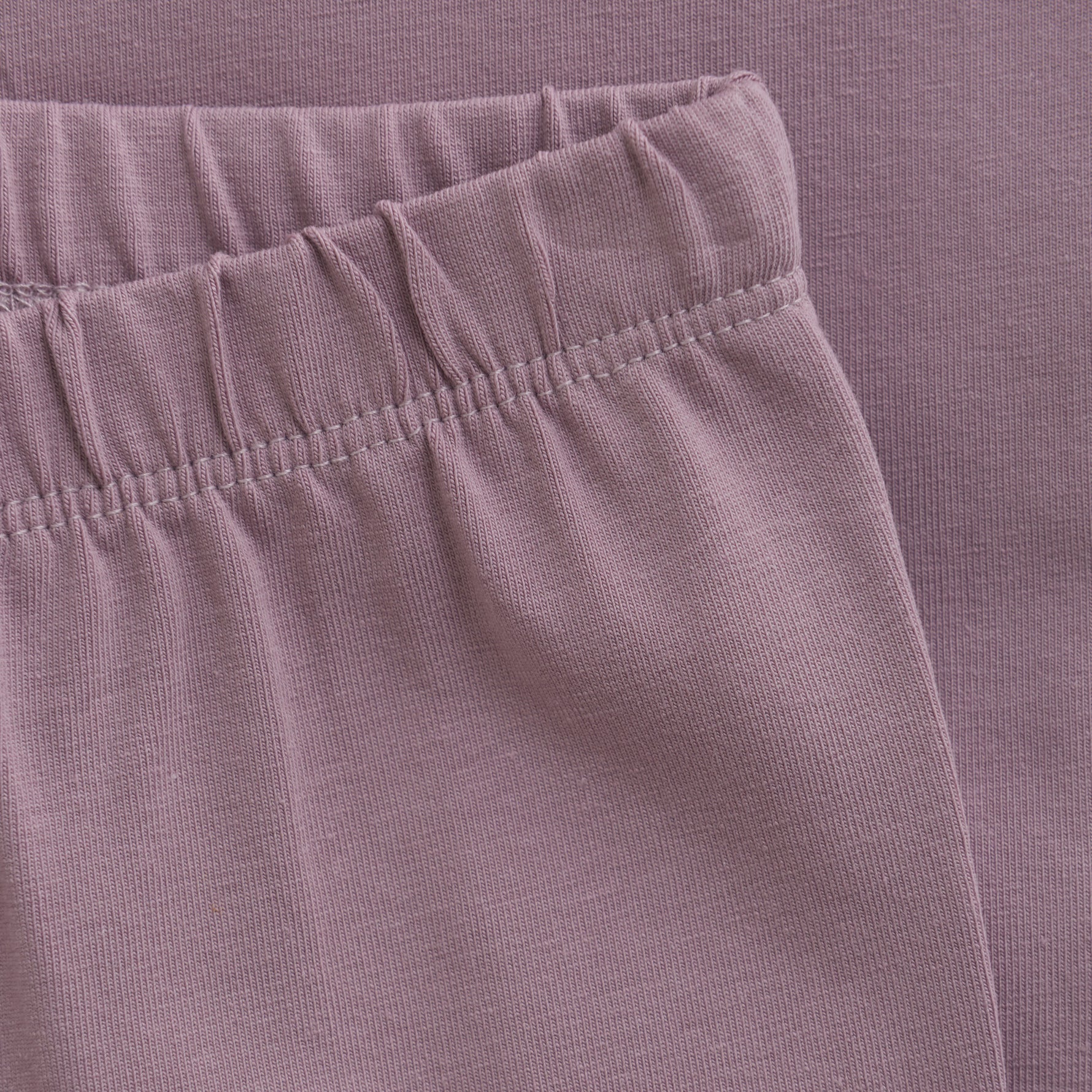 Entdecken Sie die lila Leggings von MINYMO – perfekt für stilbewusste Mädchen, die Komfort und trendiges Design schätzen.