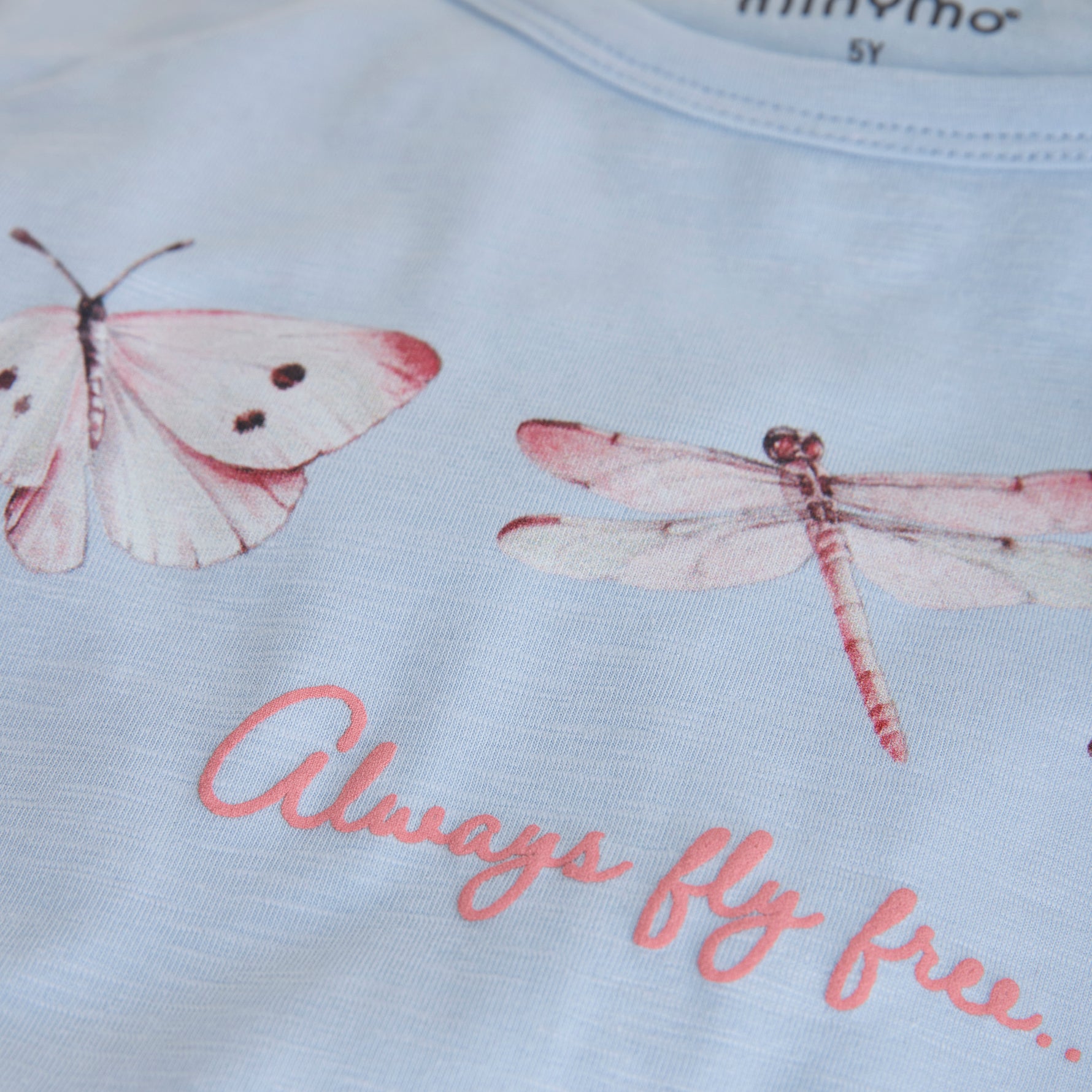 Dieses blaue T-Shirt von MINYMO besticht durch einen attraktiven Schmetterlingsdruck und verleiht jedem Outfit eine frische, lebendige Note.