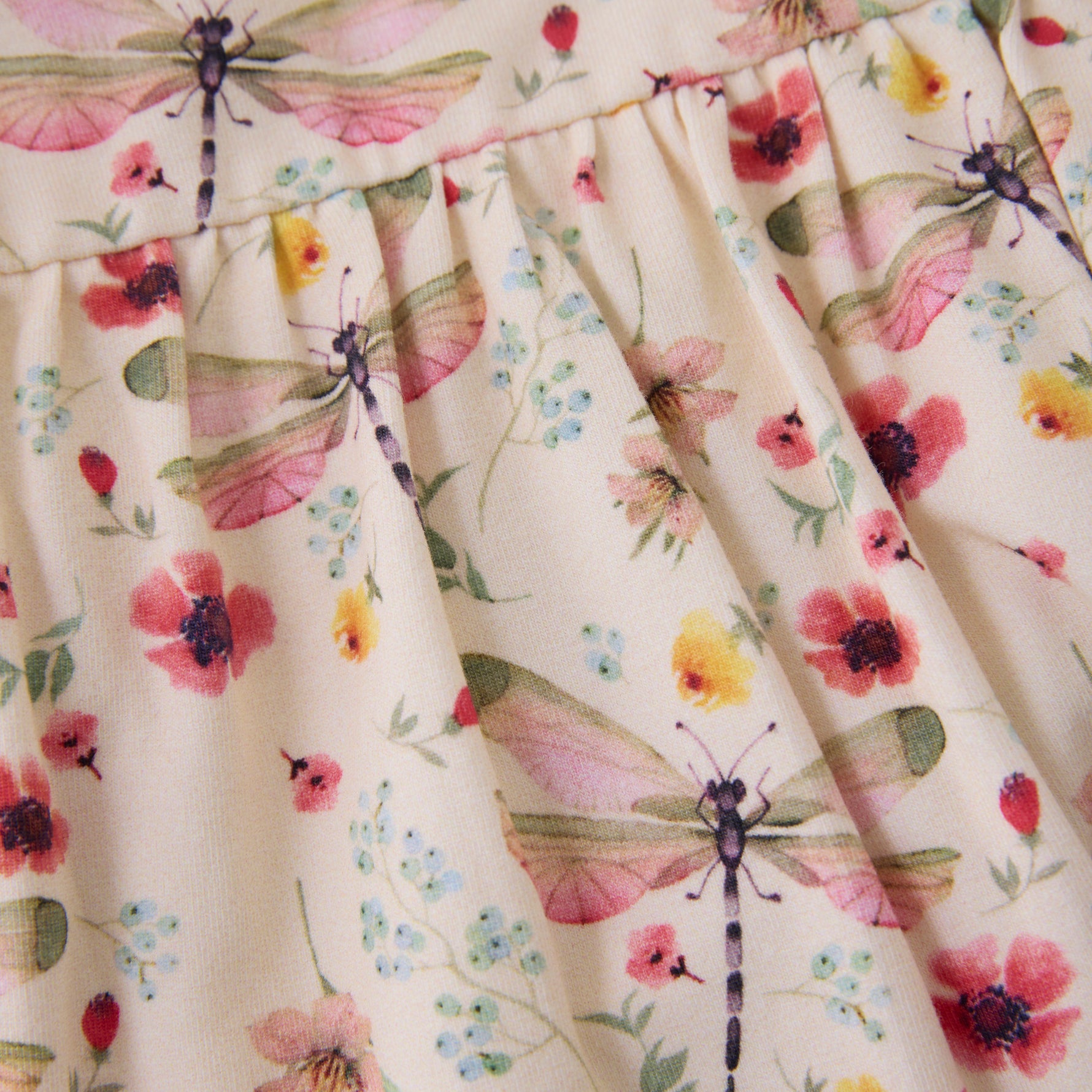 Das rosa Kleid von MINYMO überzeugt mit einem eleganten Blumenmuster und sorgt für einen stilvollen, frühlingshaften Look.