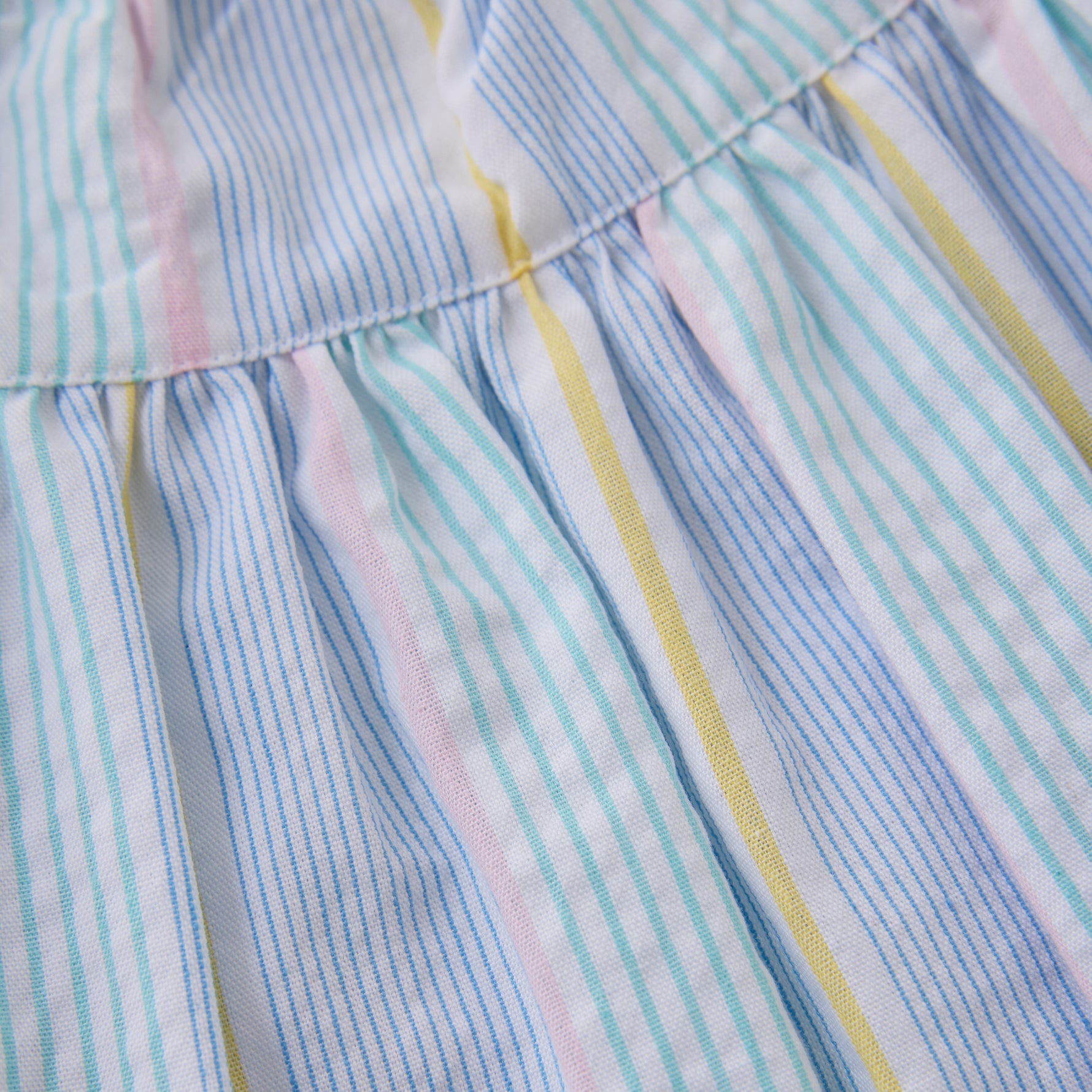 Das gestreifte Kleid von MINYMO überzeugt mit zeitlosem Design und hochwertiger Verarbeitung – ein Must-have für jede Garderobe.