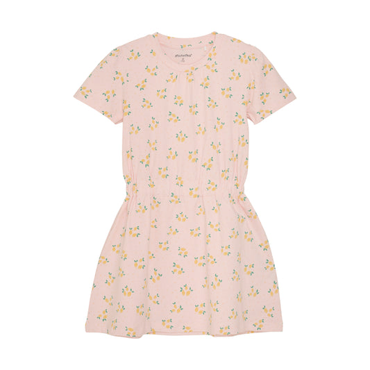Das rosa Kleid von MINYMO zaubert mit seinem spritzigen Zitronenmuster gute Laune und verbindet verspielte Details mit toller Qualität.