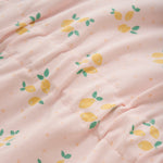 Das rosa Kleid von MINYMO zaubert mit seinem spritzigen Zitronenmuster gute Laune und verbindet verspielte Details mit toller Qualität.