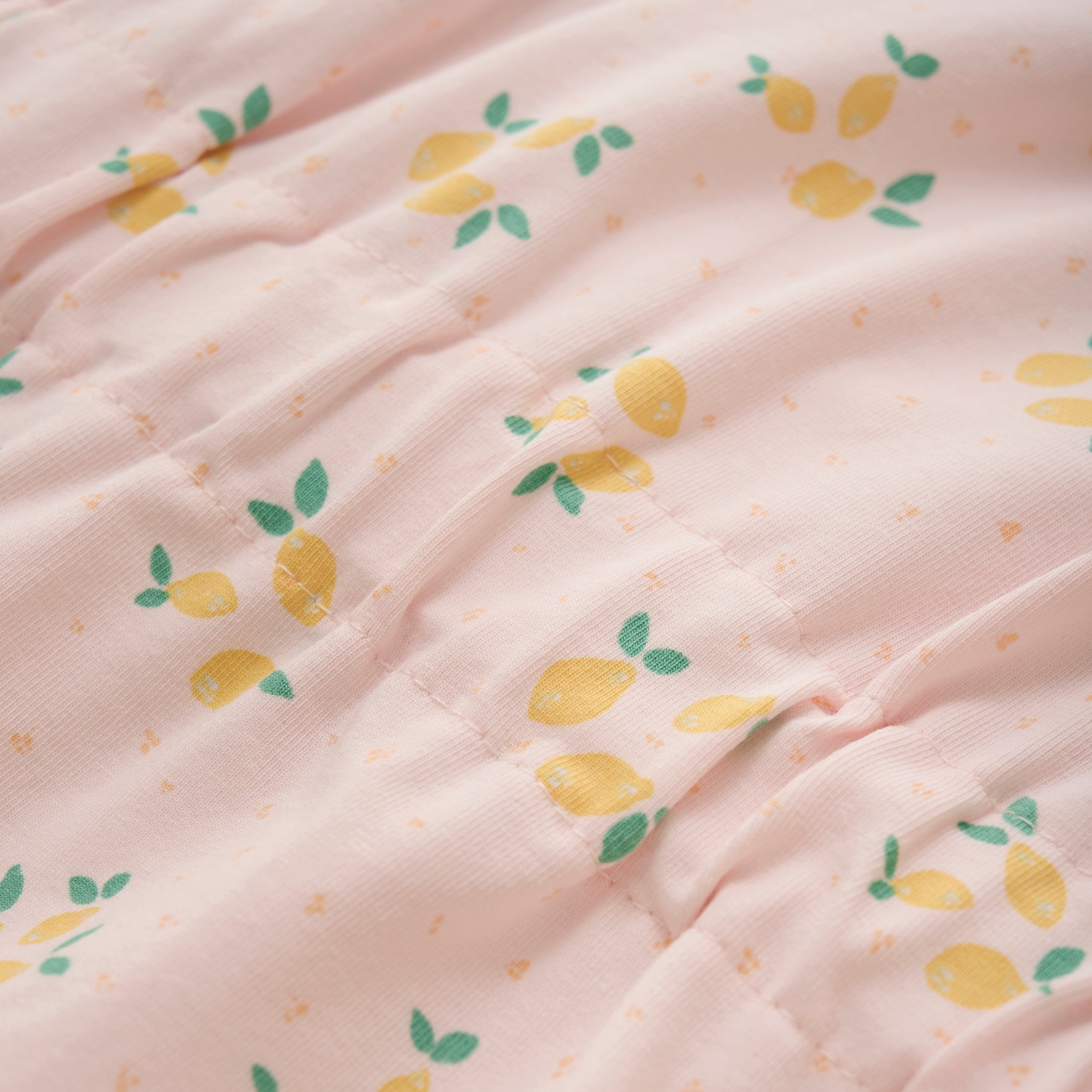 Das rosa Kleid von MINYMO zaubert mit seinem spritzigen Zitronenmuster gute Laune und verbindet verspielte Details mit toller Qualität.