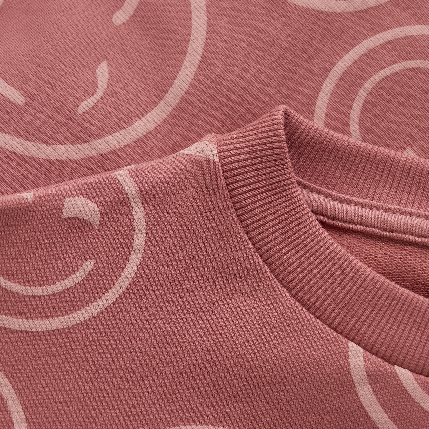 Dieses rosa Sweatshirt von MINYMO ist mit fröhlichen Smileys verziert und sorgt für gute Laune.