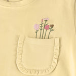 Gelbes kurzarm T-Shirt mit kleinem Blumen Motiv von MINYMO.