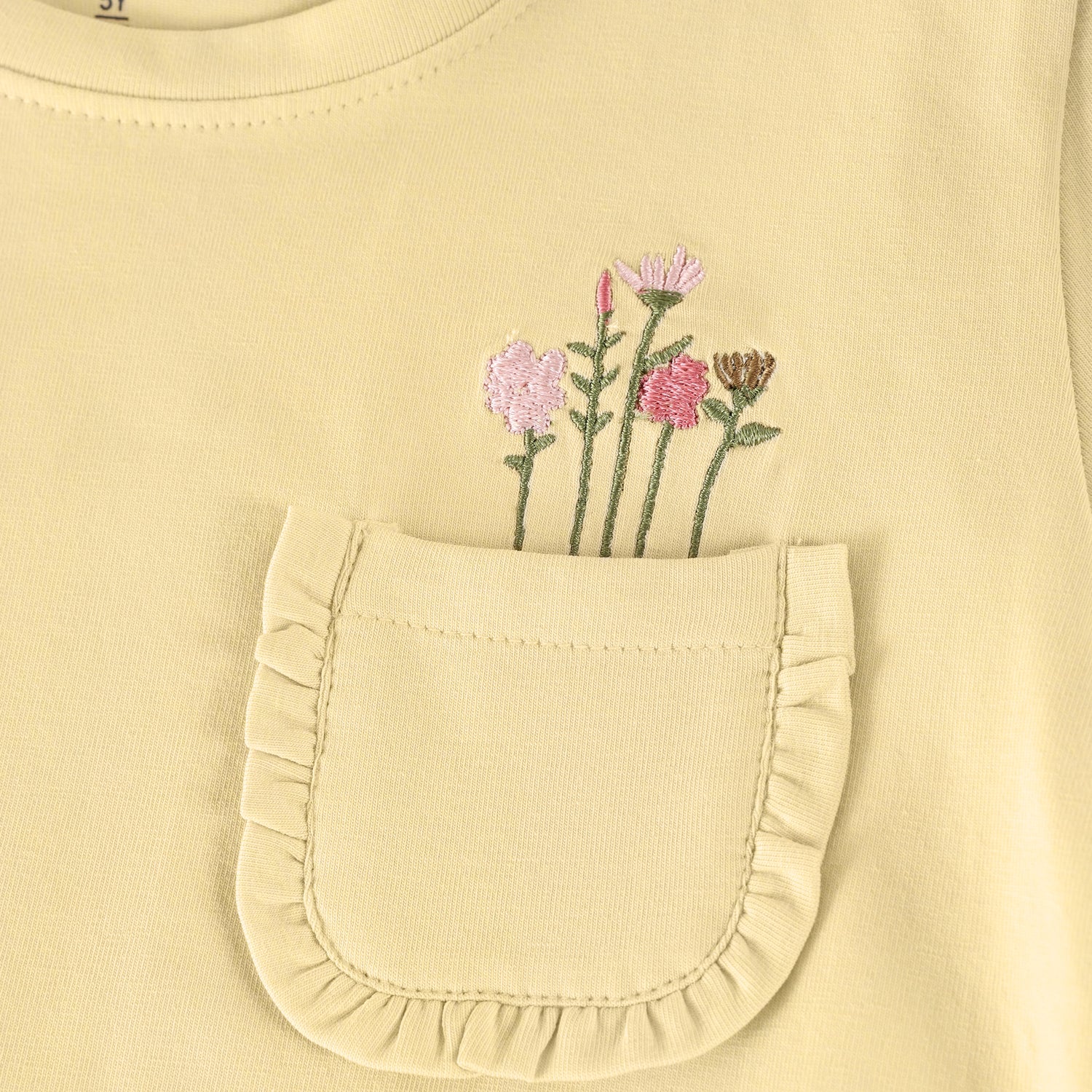 Gelbes kurzarm T-Shirt mit kleinem Blumen Motiv von MINYMO.