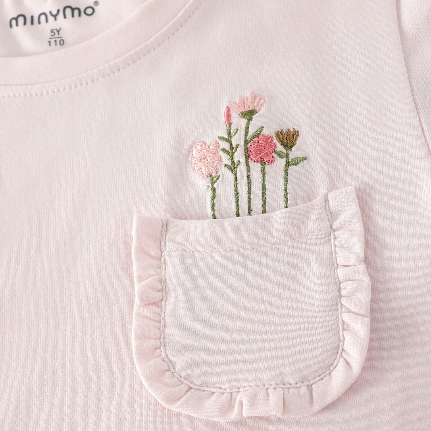 Kurzarm T-Shirt von MINYMO mit kleinem Blumen Motiv.