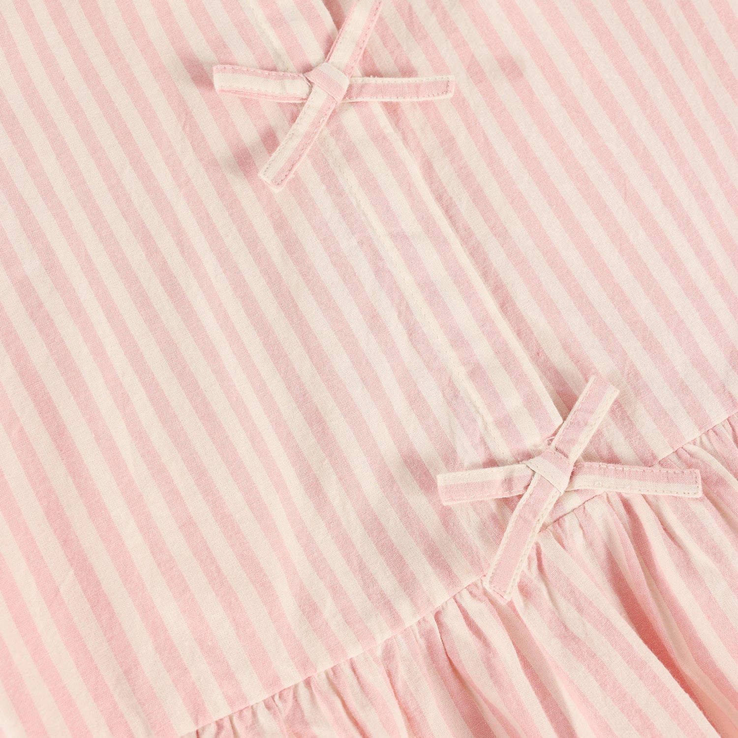 Rosa gestreiftes langarm Shirt von MINYMO mit kleinen Schleifen Details.