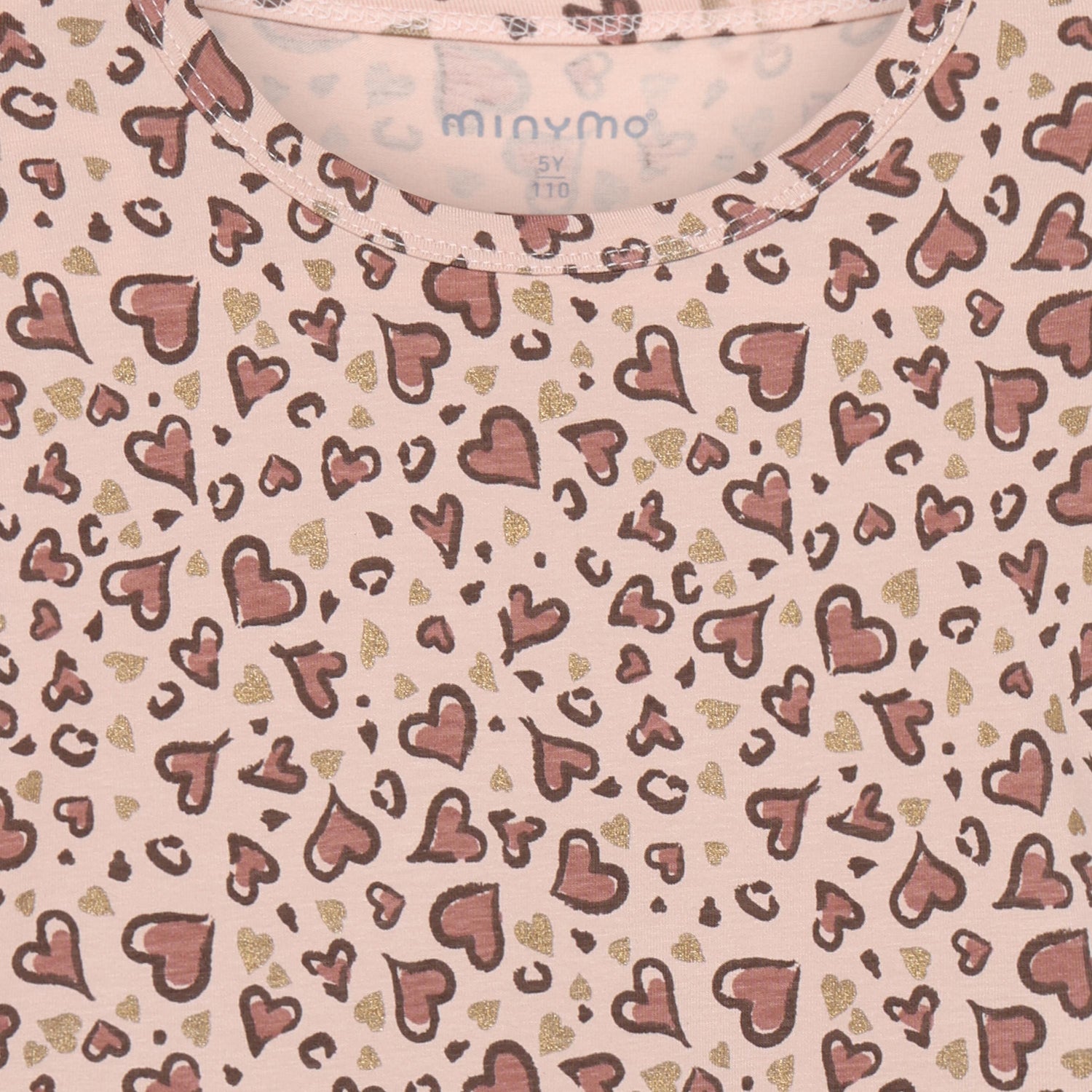 Ein weiches Langarm-Shirt aus hochwertiger Baumwollmischung mit verspieltem All-Over-Herzprint. Das rosa Shirt von Minymo besticht durch seinen komfortablen Sitz und die elastische Stoffmischung, die Bewegungsfreiheit garantiert. Perfekt für jeden Tag.