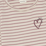 Gestreiftes Langarm-Shirt aus weichem Rib-Material von Minymo mit zierlichem Herzdesign. Die Kombination aus 95% Baumwolle und 5% Elastane sorgt für optimalen Tragekomfort und sanfte Elastizität. Perfekt für Kinder, die Qualität und Style lieben.