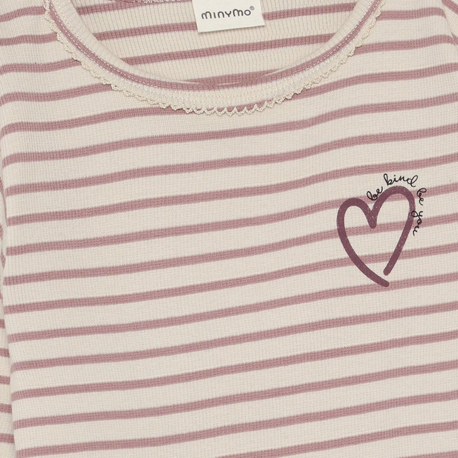 Gestreiftes Langarm-Shirt aus weichem Rib-Material von Minymo mit zierlichem Herzdesign. Die Kombination aus 95% Baumwolle und 5% Elastane sorgt für optimalen Tragekomfort und sanfte Elastizität. Perfekt für Kinder, die Qualität und Style lieben.