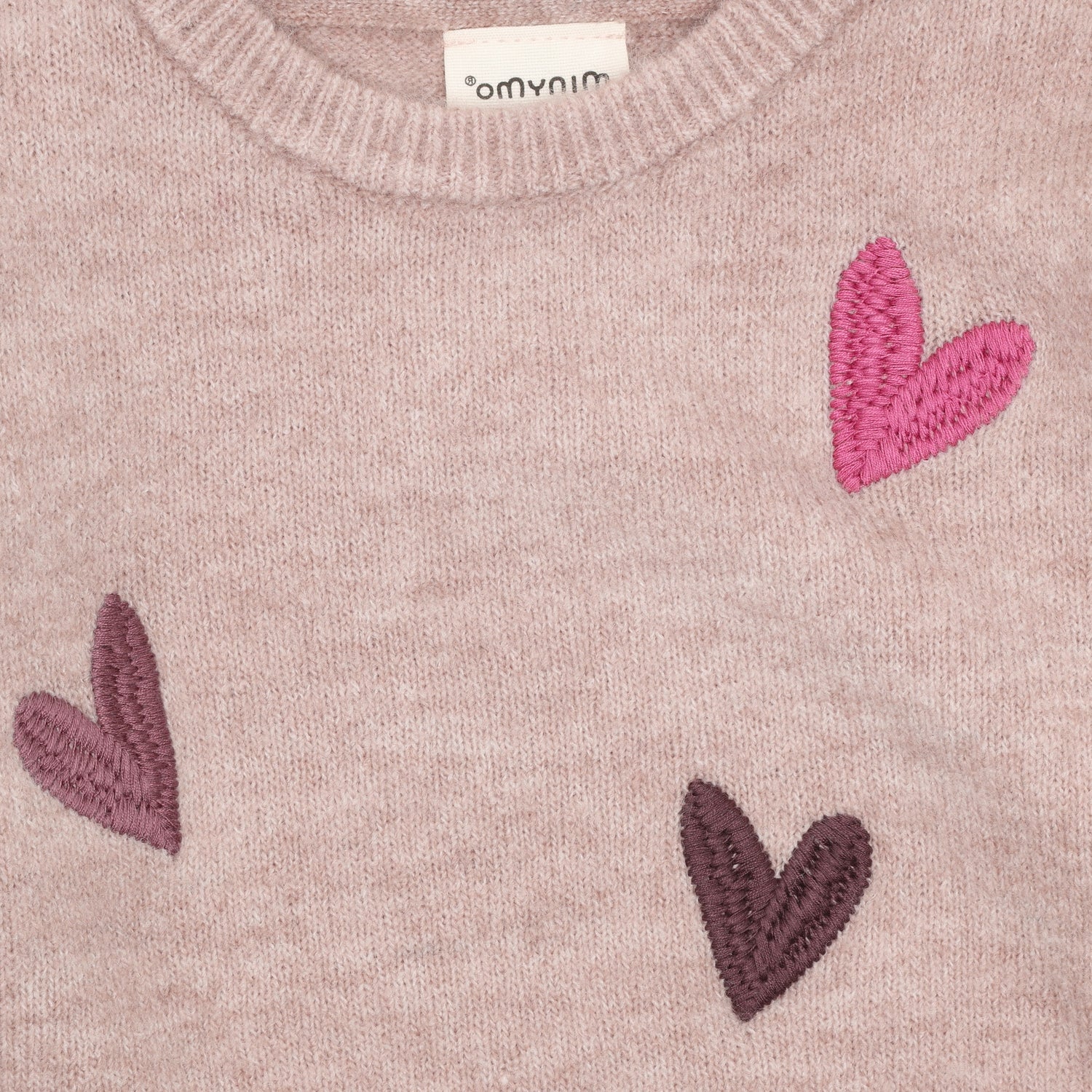 Ein weiches Knit-Meisterwerk für kleine Fashionistas – dieser rosa Pullover von Minymo besticht durch sein charmantes Herzmuster und die hochwertige Materialmischung. Perfekt für gemütliche Tage und elegante Momente.