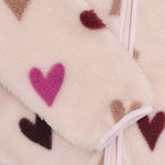 Kuschelige Teddy Jacke mit verspieltem All Over Herzprint – perfekt für kleine Abenteurer. Die hochwertige Polyesterfütterung sorgt für extra Wärme und Komfort an kühlen Tagen. Minymo Qualität für zeitlose Kindermode.
