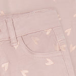 Rosa Twill-Hose mit liebevollen Herzdetails von Minymo. Aus 100% Baumwolle gefertigt für maximalen Komfort und Langlebigkeit. Perfekt für kleine Fashionistas, die Wert auf Qualität und süße Details legen.