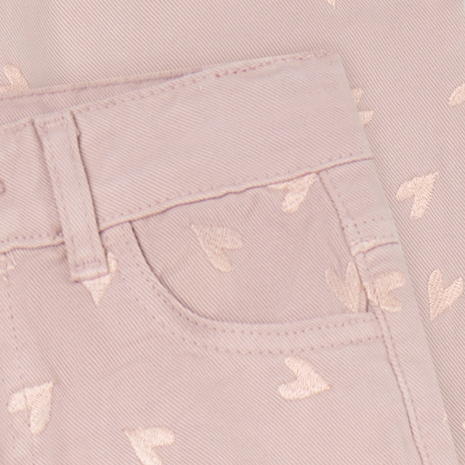 Rosa Twill-Hose mit liebevollen Herzdetails von Minymo. Aus 100% Baumwolle gefertigt für maximalen Komfort und Langlebigkeit. Perfekt für kleine Fashionistas, die Wert auf Qualität und süße Details legen.