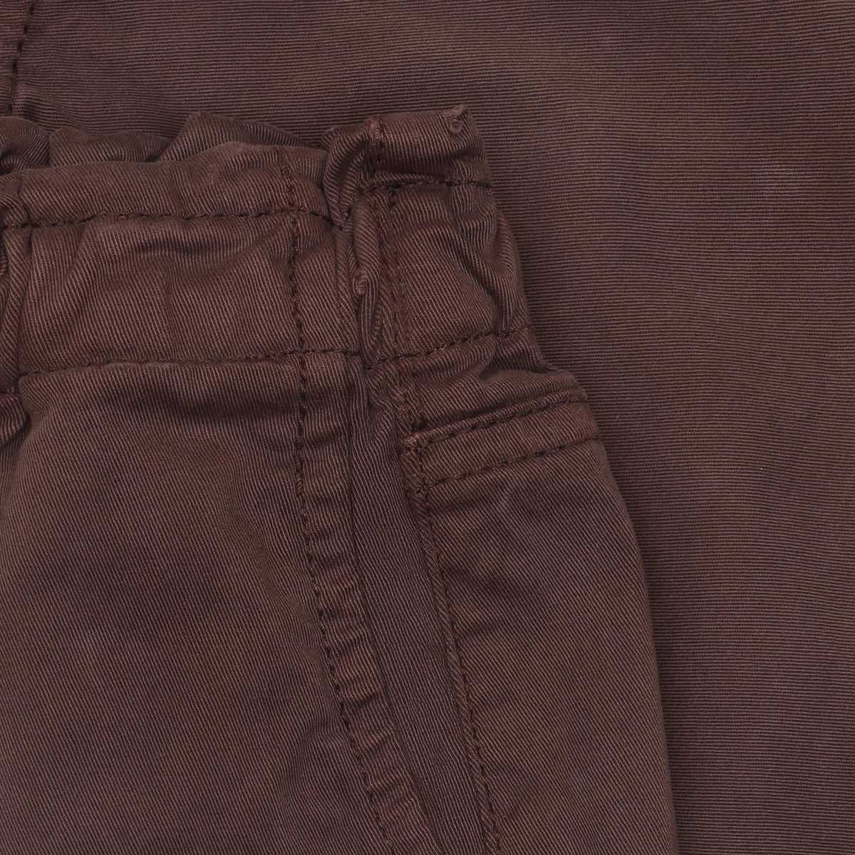 Klassische Twill-Hose von Minymo aus hochwertiger Baumwollmischung mit Elasthananteil für optimale Bewegungsfreiheit und Tragekomfort.