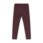 Bequeme Sweat Leggings in Lila von Minymo – perfekt für Alltag und Freizeit. Die weiche Mischung aus 95% Baumwolle und 5% Elastane bietet optimalen Tragekomfort und Bewegungsfreiheit. Ideal für Kinder, die Wert auf Qualität und Style legen.