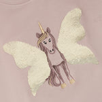 Langärmeliges T-Shirt von Minymo mit fliegendem Einhorn-Motiv und glitzernden Pailletten-Flügeln. Weiches, elastisches Material aus 95% Baumwolle und 5% Elastane für optimalen Tragekomfort.