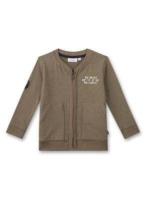 Gemütliche Sweat-Jacke von Sanetta Kidswear in Khakigrün mit Wordingprint und modischem Arm-Patch.