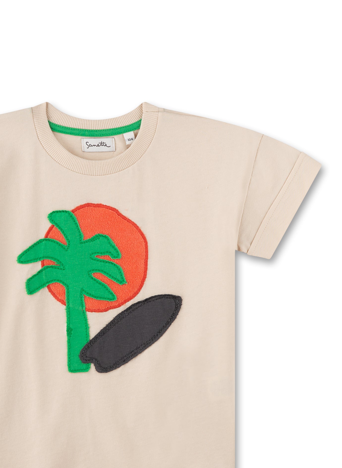 Trendiges Jungen T-Shirt in Beige von Sanetta Pure mit einer sommerlichen Applikation aus Palme, Surfbrett und Sonne auf der Brust.