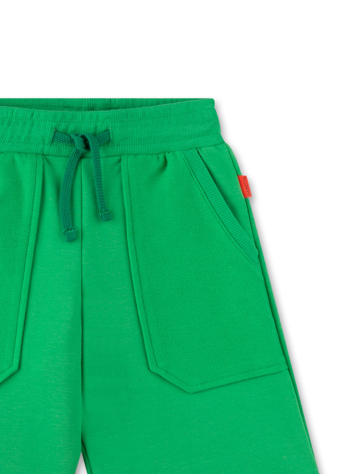 Coole Jungen-Shorts mit großen, aufgesetzten Fronttaschen in einem kräftigen Grün von Sanetta Pure.