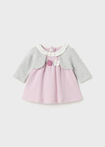 festliches Kleid in zarten rosa Tönen kombiniert mit hellgrauen Jäckchen