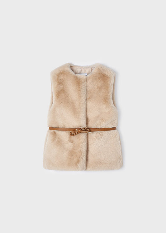 Fellgilet in beige mit braunen Gürtel