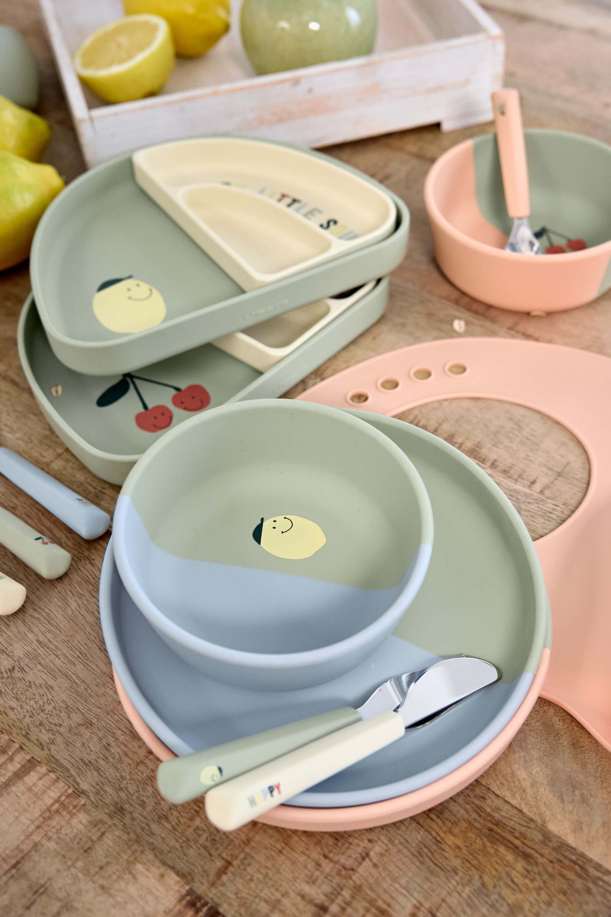 Mit dem BPA-freien Kinderbesteck aus Edelstahl und den ergonomisch geformten Silikongriffen im Happy Fruits Cherry Design gelingt den Kleinsten das selbstständige Essen noch besser. Das Besteck ist spülmaschinengeeignet.
