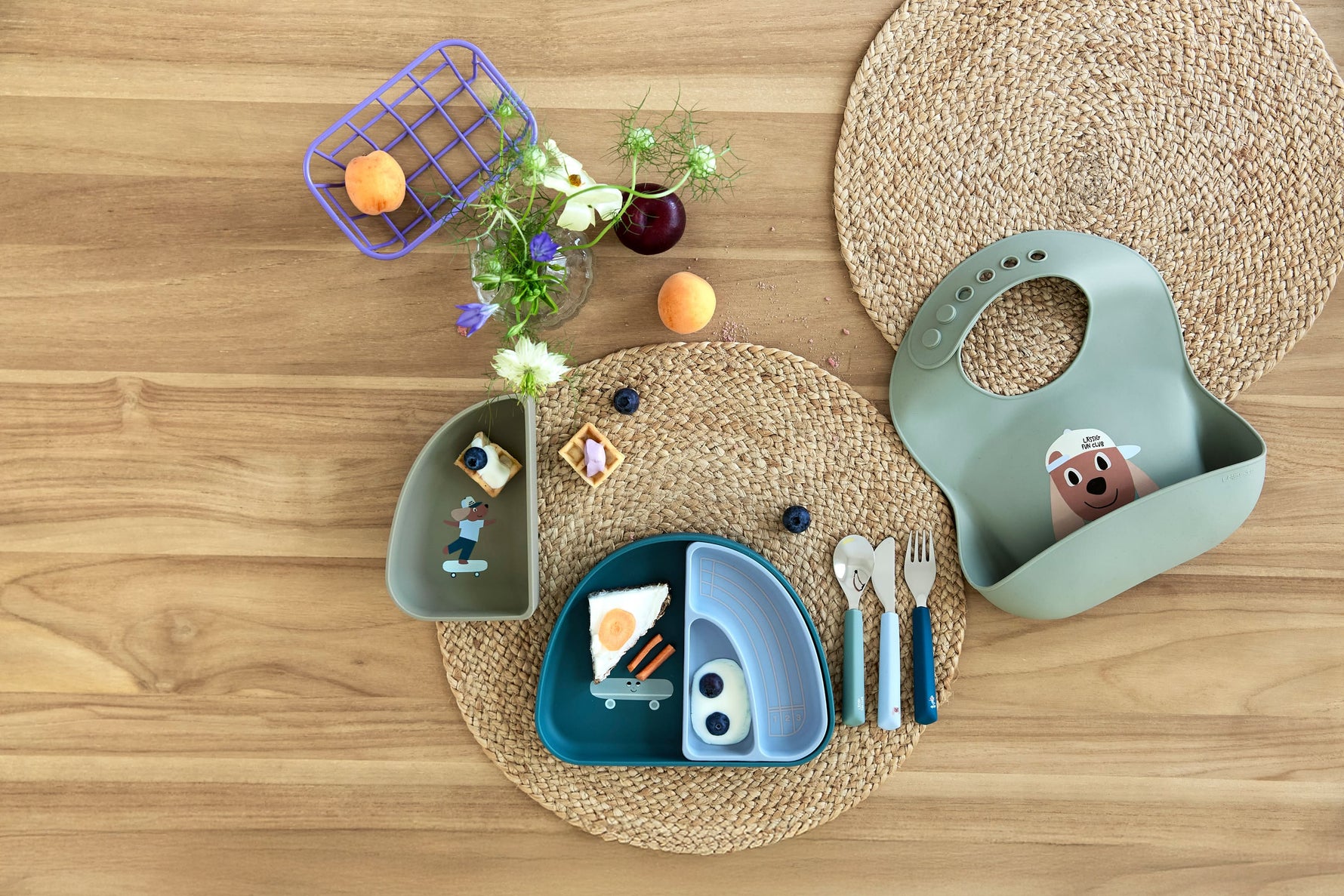 Mit dem BPA-freien Kinderbesteck aus Edelstahl, Design Dog von Lässig, und den ergonomisch geformten Silikongriffen aus der Tiny Team Kollektion gelingt den Kleinsten das selbstständige Essen noch besser. Das Besteck ist spülmaschinengeeignet.
