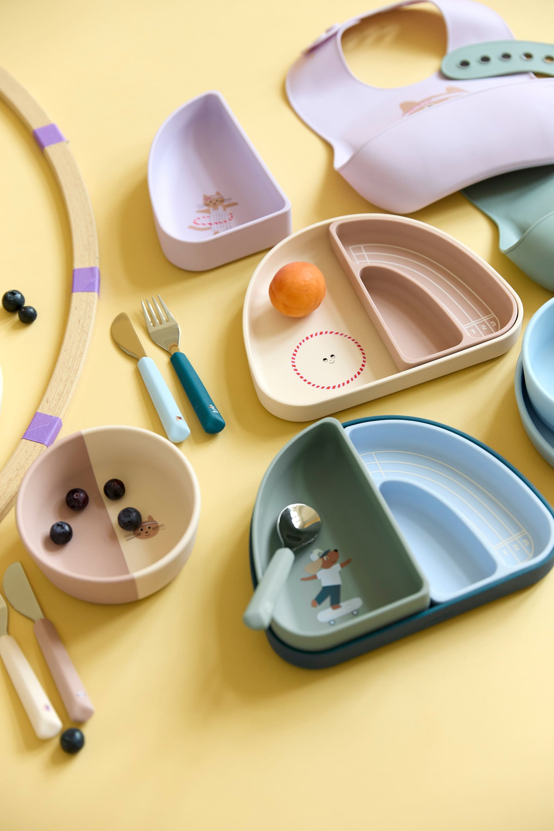 Mit dem BPA-freien Kinderbesteck aus Edelstahl, Design Cat von Lässig, und den ergonomisch geformten Silikongriffen aus der Tiny Team Kollektion gelingt den Kleinsten das selbstständige Essen noch besser. Das Besteck ist spülmaschinengeeignet.