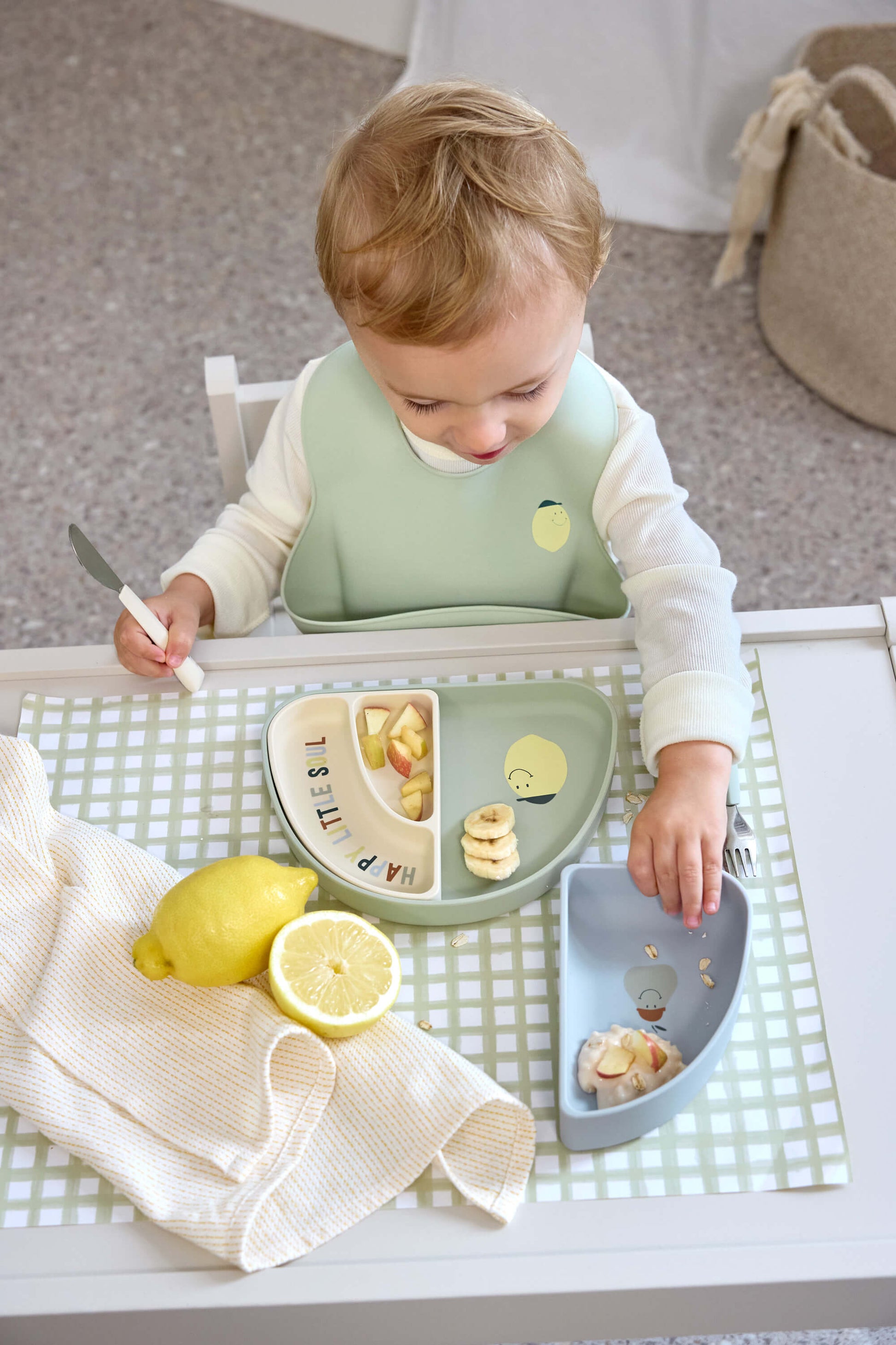 Der Kinder Menüteller aus Silikon in Regenbogenform mit Happy Fruits Lemon Design, bietet drei vielseitige Schalen. Flexibel, strapazierfähig und platzsparend – perfekt für kleine Essanfänger ab 6 Monaten. Spülmaschinen- und mikrowellenfest.