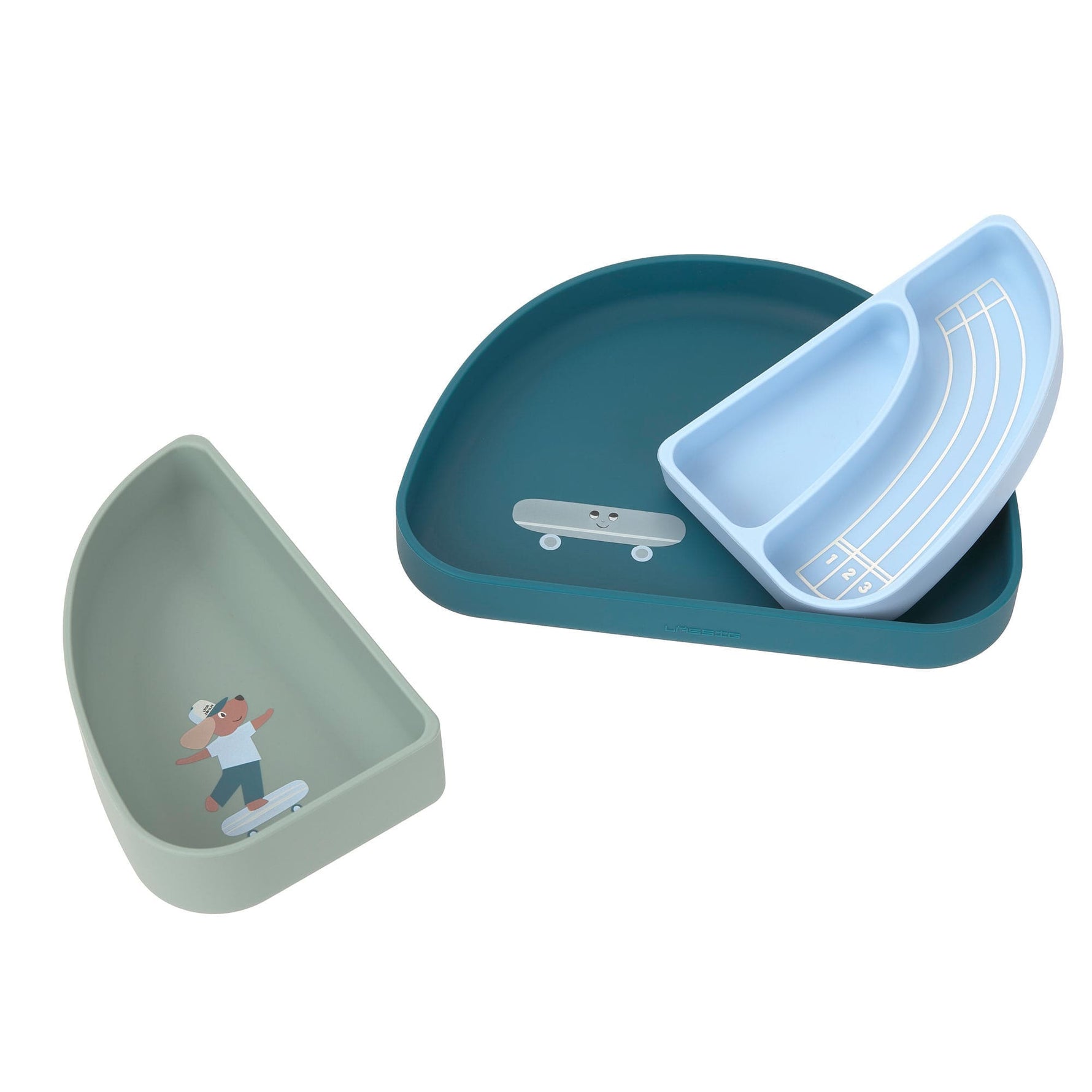 Das Kinder Menüteller Set aus Silikon, Design Hund von Lässig, bietet drei vielseitige Schalen zum kreativen Servieren von Speisen. Flexibel, strapazierfähig und platzsparend – perfekt für kleine Essanfänger ab 6 Monaten. Spülmaschinen- und mikrowellenfest.