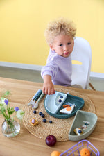 Das Kinder Menüteller Set aus Silikon, Design Hund von Lässig, bietet drei vielseitige Schalen zum kreativen Servieren von Speisen. Flexibel, strapazierfähig und platzsparend – perfekt für kleine Essanfänger ab 6 Monaten. Spülmaschinen- und mikrowellenfest.